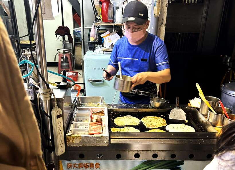 Taipei: Street Food & Hidden Eats Night Market Food Tour - The scallion pancake deserves room