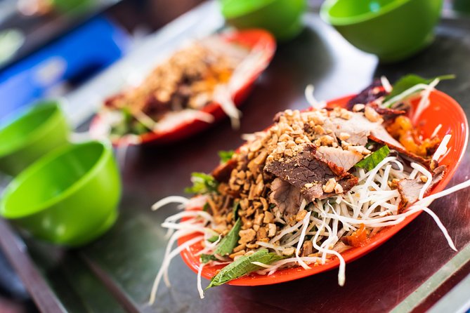 Tasting 8 Different Hanoi Street Foods at Noon Time - A small group, but still a walking tour