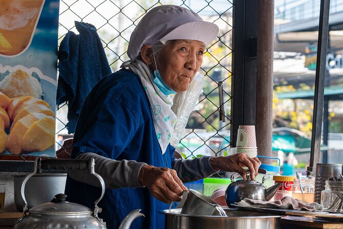 Thai Street Food & Morning Market Walking Tour in Hua Hin - What the guide adds to the food