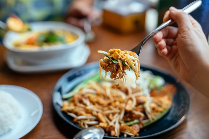 The 10 Tastings of Chiang Mai With Locals: Private Street Food Tour - Markets, local restaurants, and route changes
