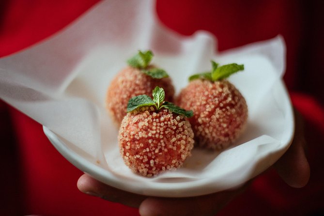 The 10 Tastings of Hong Kong With Locals: Private Street Food Tour - Graham Street Market and hand-picked fruit