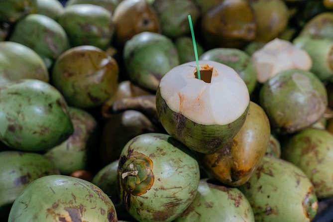 The 10 Tastings of Mumbai With Locals: Private Street Food Tour - Flowers and a short Mumbai train ride