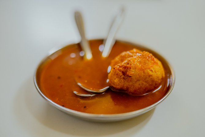 The 10 Tastings of Mumbai With Locals: Private Street Food Tour - Fritters beside local temples