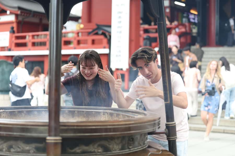 Tokyo: Sensoji Temple & Street Food: Private Tour with guide - Nakamise Street and the art of choosing a snack