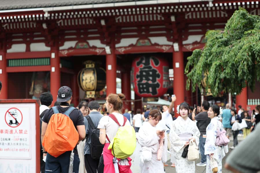 Tokyo: Sensoji Temple & Street Food: Private Tour with guide - Thunder Gate and the first look at Asakusa