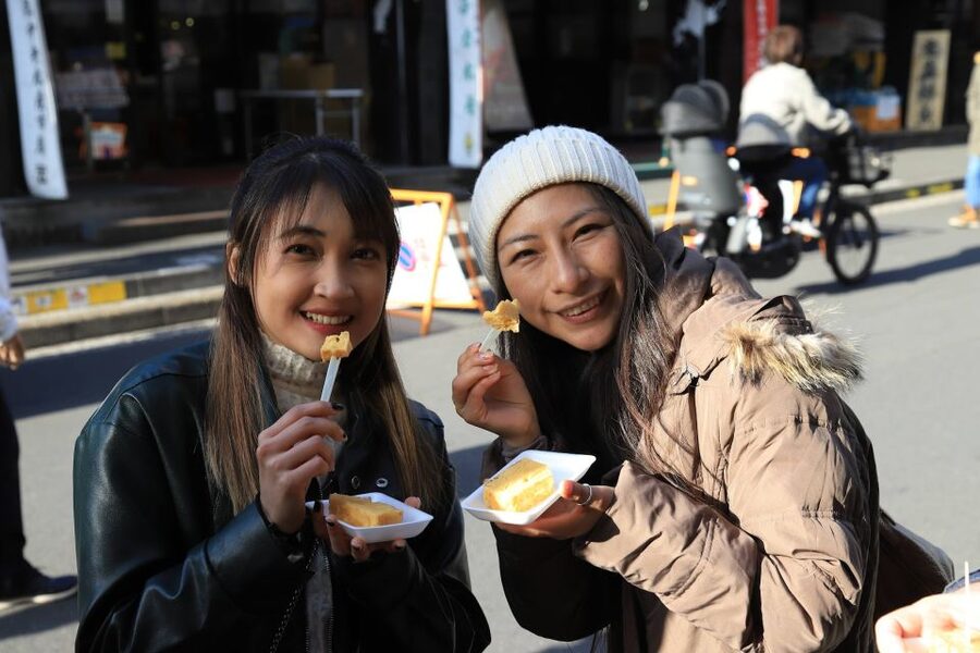 Tokyo: Tsukiji Fish Market Food and Culture Walking Tour - What the guide adds to the experience