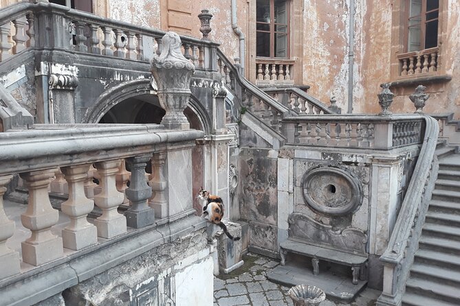 Tour of Villa Palagonia and Street Food itinerary in Bagheria - Guide style and group size