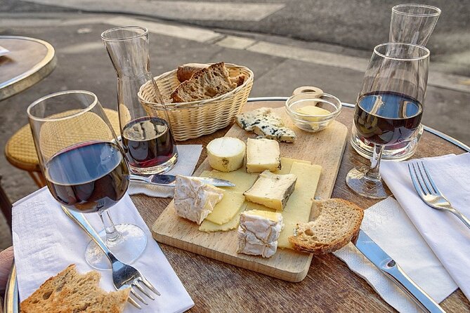 Turin: Sunset Food & Drinks Tour by Do Eat Better - Via Lagrange: wine, breadsticks, and Piedmontese character