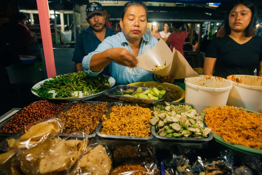 Ubud: Gianyar Night Market Food Tour with up to 17+ Tastings - Fried snacks, soups, and market comfort food