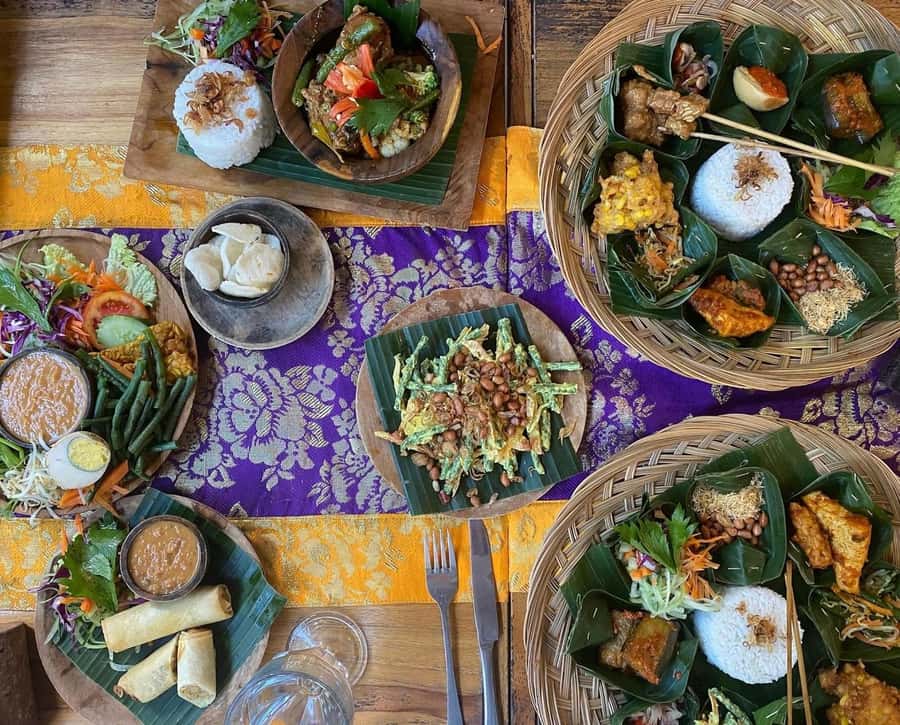Ubud: Gianyar Night Market Food Tour with up to 17+ Tastings - Who should book this food tour