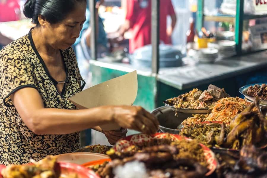 Ubud: Gianyar Night Market Food Tour with up to 17+ Tastings - Starting with satay lilit and Balinese spice