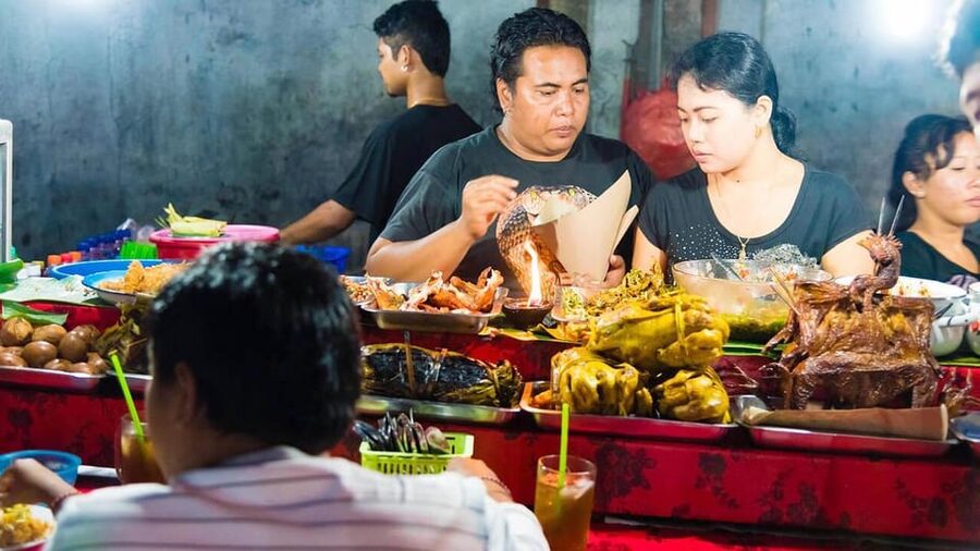 Ubud: Night Market Feast with Balinese Culinary Odyssey - The evening route, from food stalls to market browsing
