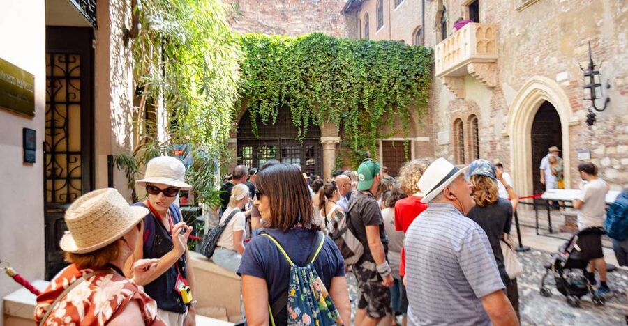 Verona: City Highlights & Street Food Walking Tour - Juliet’s House and the famous balcony