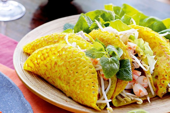 Walking street food tour - Guides, group size, and the human factor