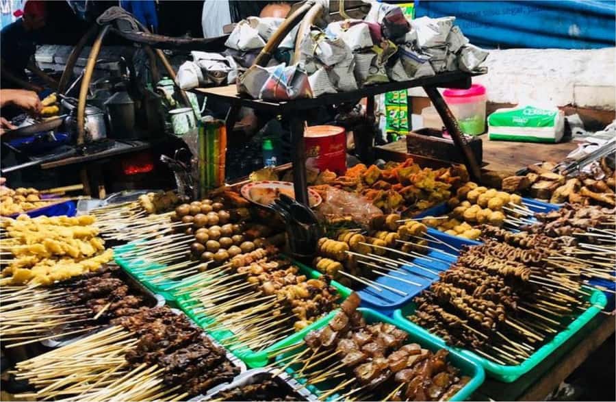 Yogyakarta: Night Walking and Street Food Tasting Tour - Why a food tour is a smart first night in Yogyakarta