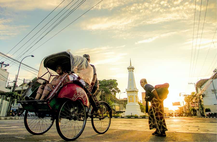Yogyakarta: Night Walking and Street Food Tasting Tour - Riding a becak through the evening streets