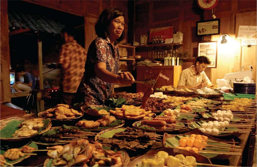 Yogyakarta: Night Walking and Street Food Tasting Tour - From charcoal coffee to local sweets