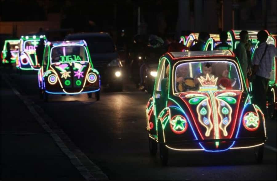 Yogyakarta: Night Walking and Street Food Tasting Tour - The guide makes the difference