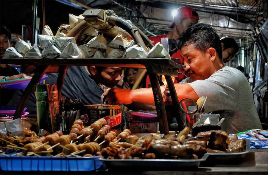 Yogyakarta: Night Walking and Street Food Tasting Tour - Meeting beside Tugu