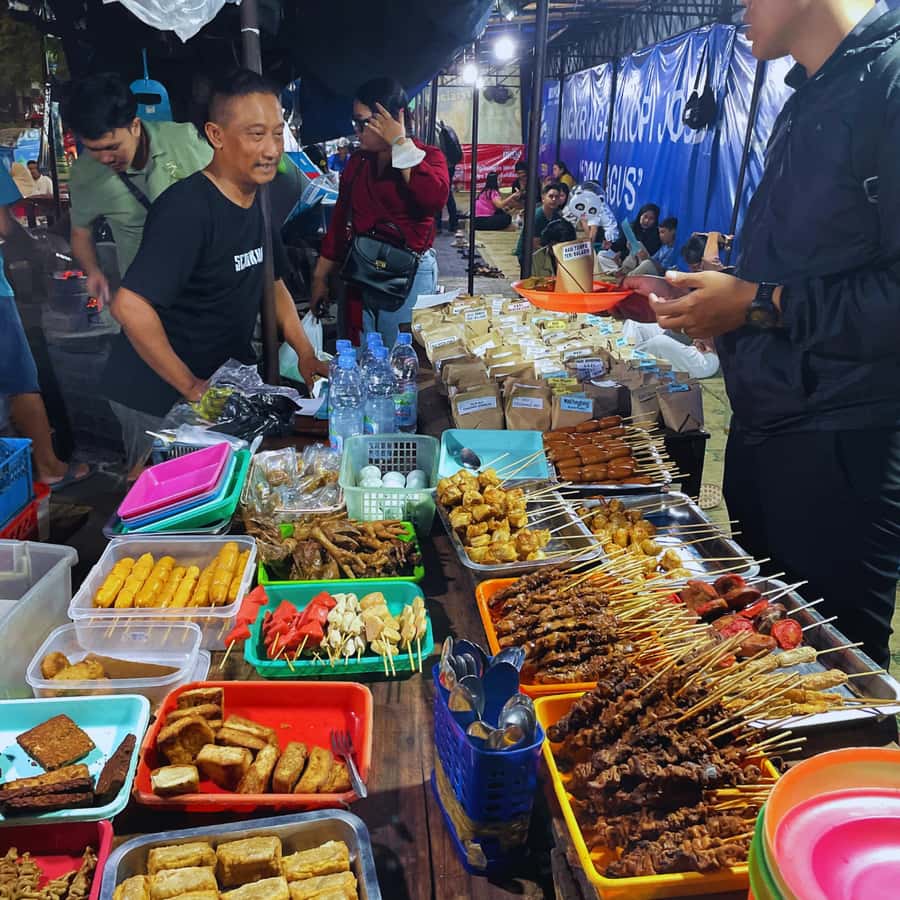 Yogyakarta: Night Walking & Street Food Tour - Rumah Hantu Malioboro: a playful extra stop