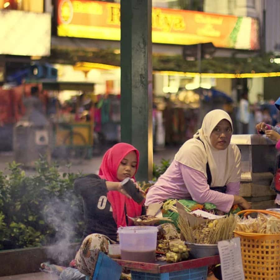Yogyakarta: Night Walking & Street Food Tour - Night performances and the changing street scene