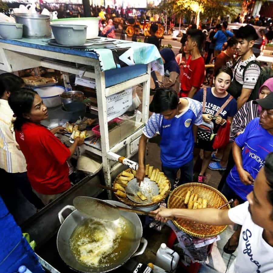 Yogyakarta: Night Walking & Street Food Tour - The final markets: batik, crafts, and bargaining