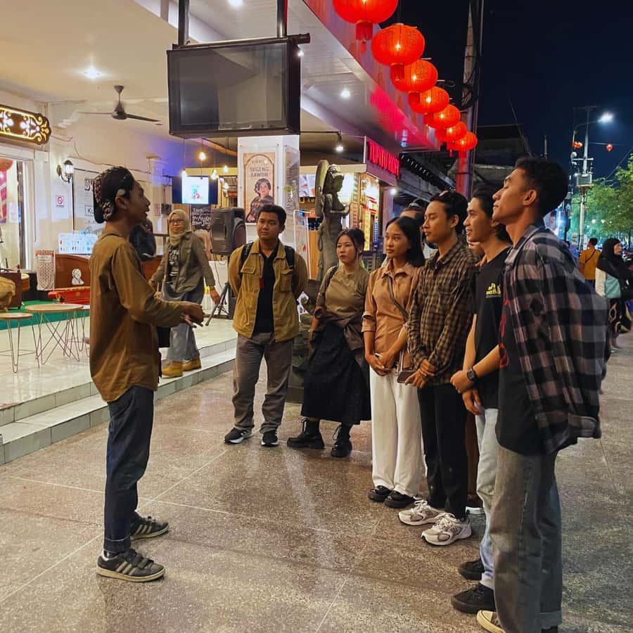 Yogyakarta: Night Walking & Street Food Tour - The first hour: snacks along Malioboro